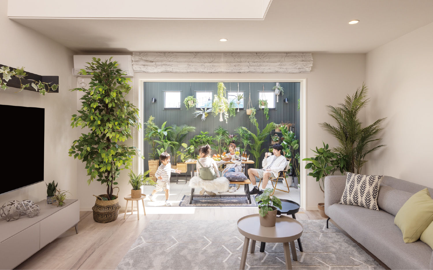 アウトドアリビングでおうち時間を楽しむ家