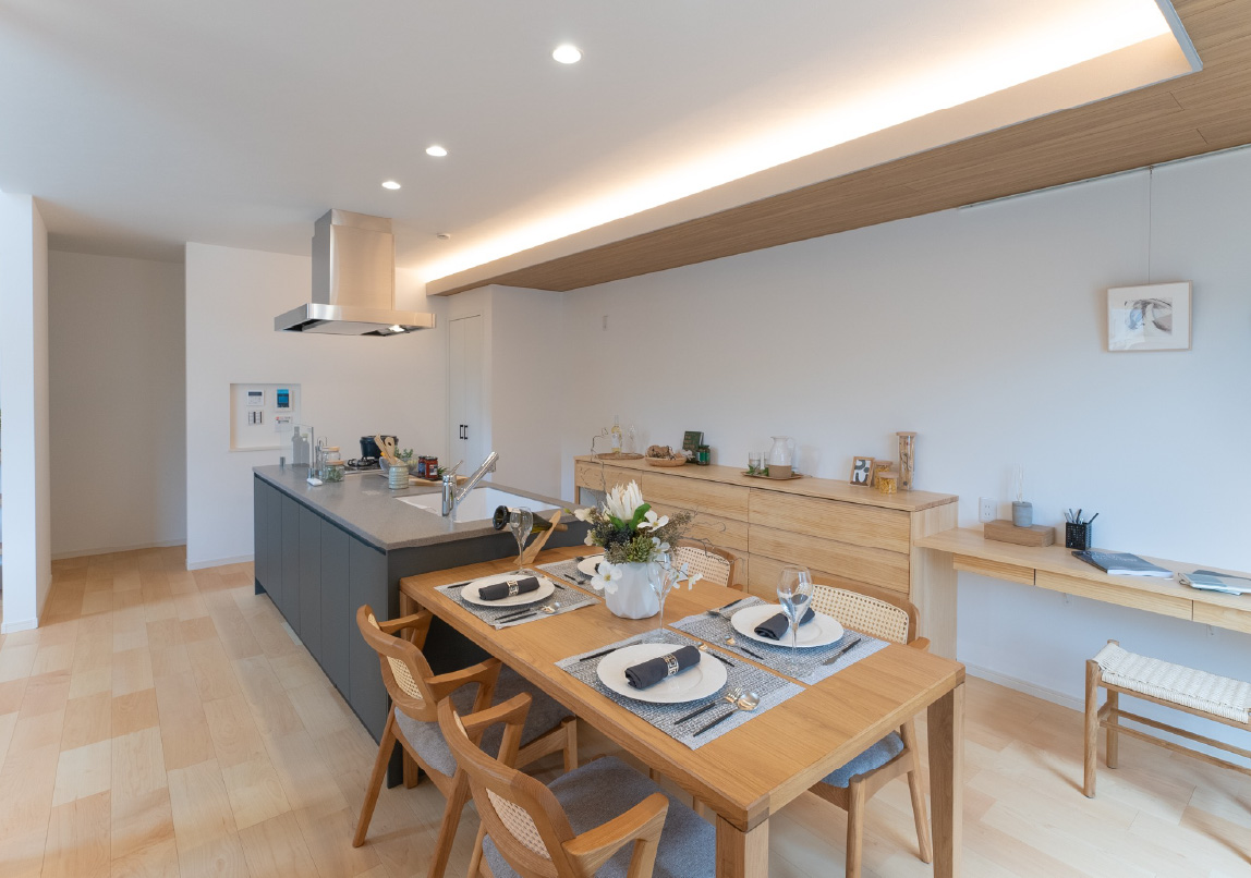 南向きの明るいダイニングスペース