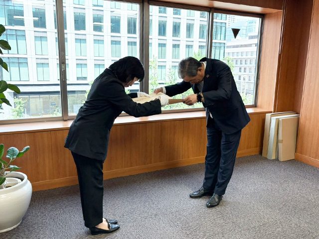 紺綬褒章に係る褒状を受章しました